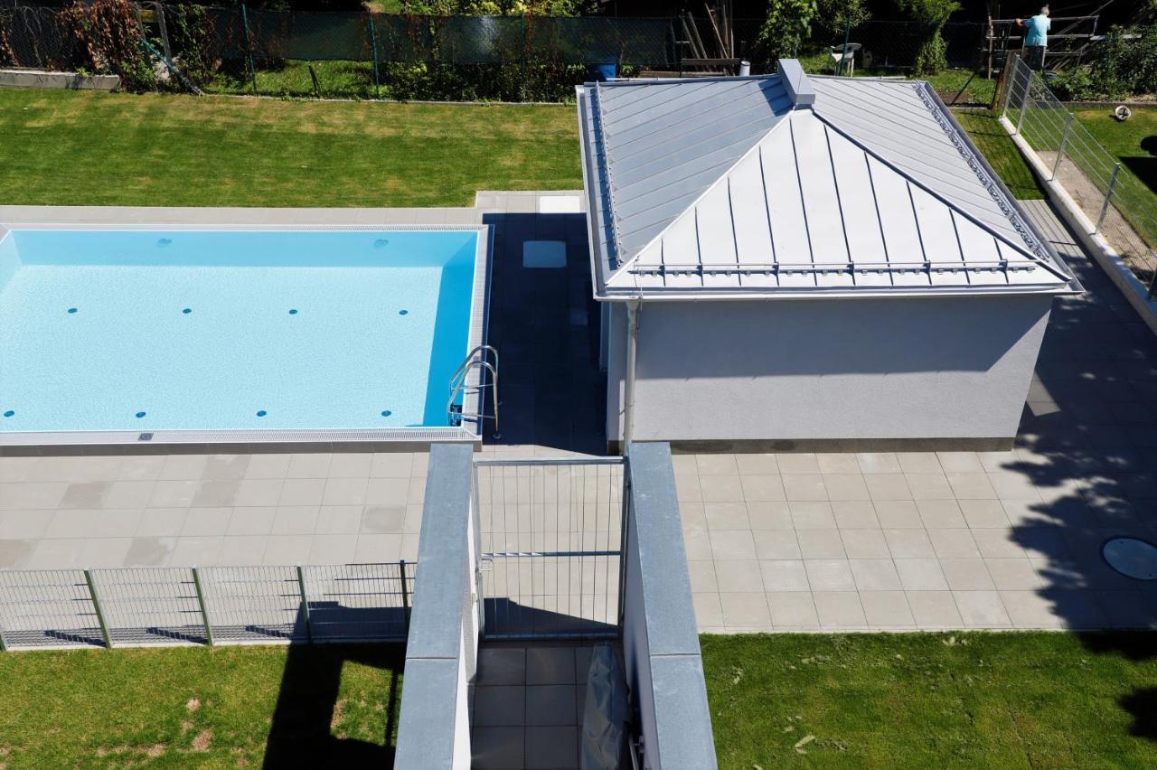 Yellow Flower Apartment With Pool - 5 Min To Lake Βιέννη Εξωτερικό φωτογραφία