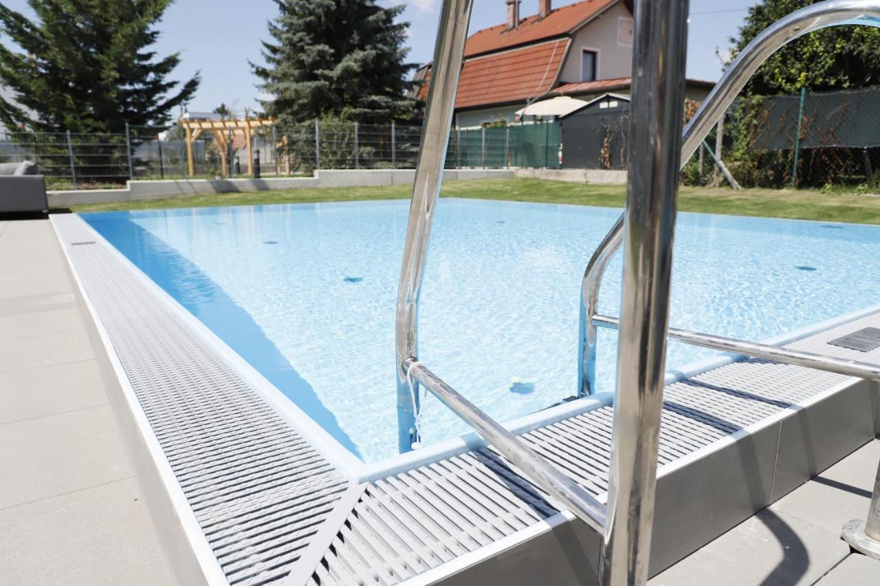 Yellow Flower Apartment With Pool - 5 Min To Lake Βιέννη Εξωτερικό φωτογραφία