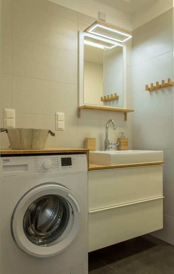 Yellow Flower Apartment With Pool - 5 Min To Lake Βιέννη Εξωτερικό φωτογραφία